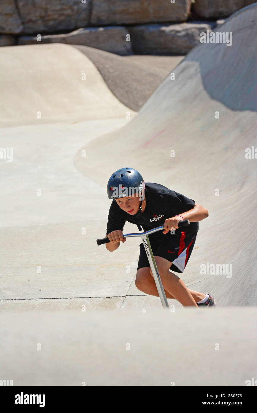 Ride extrême sur scooter dans skate park, Canada Banque D'Images