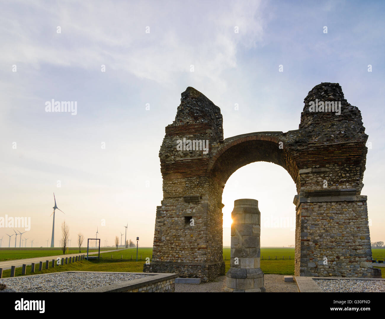 Heidentor (victory monument romain tardif) et les éoliennes, l'Autriche, Niederösterreich, Autriche Donau, Petronell-Carnuntum Banque D'Images