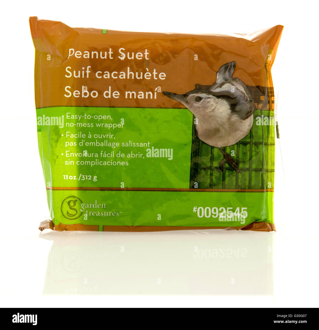 Winneconne, WI - 22 Avril 2016 : le paquet de nourriture pour oiseaux de rognon d'arachide sur un fond isolé Banque D'Images