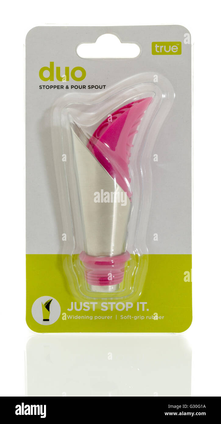 Winneconne, WI - 25 mai 2016 : Duo bouchon et bec verseur sur un fond isolé Banque D'Images