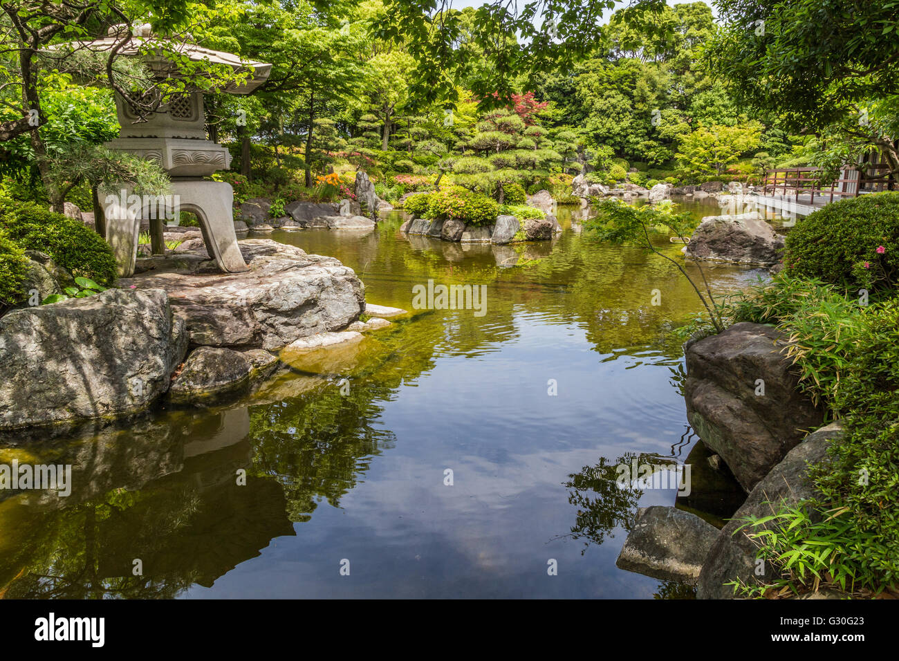 Lanterne de pierre Ishidoro Hanahata Hanahata au jardin - jardin communautaire est un jardin japonais d'Adachi-ku Tokyo. Banque D'Images