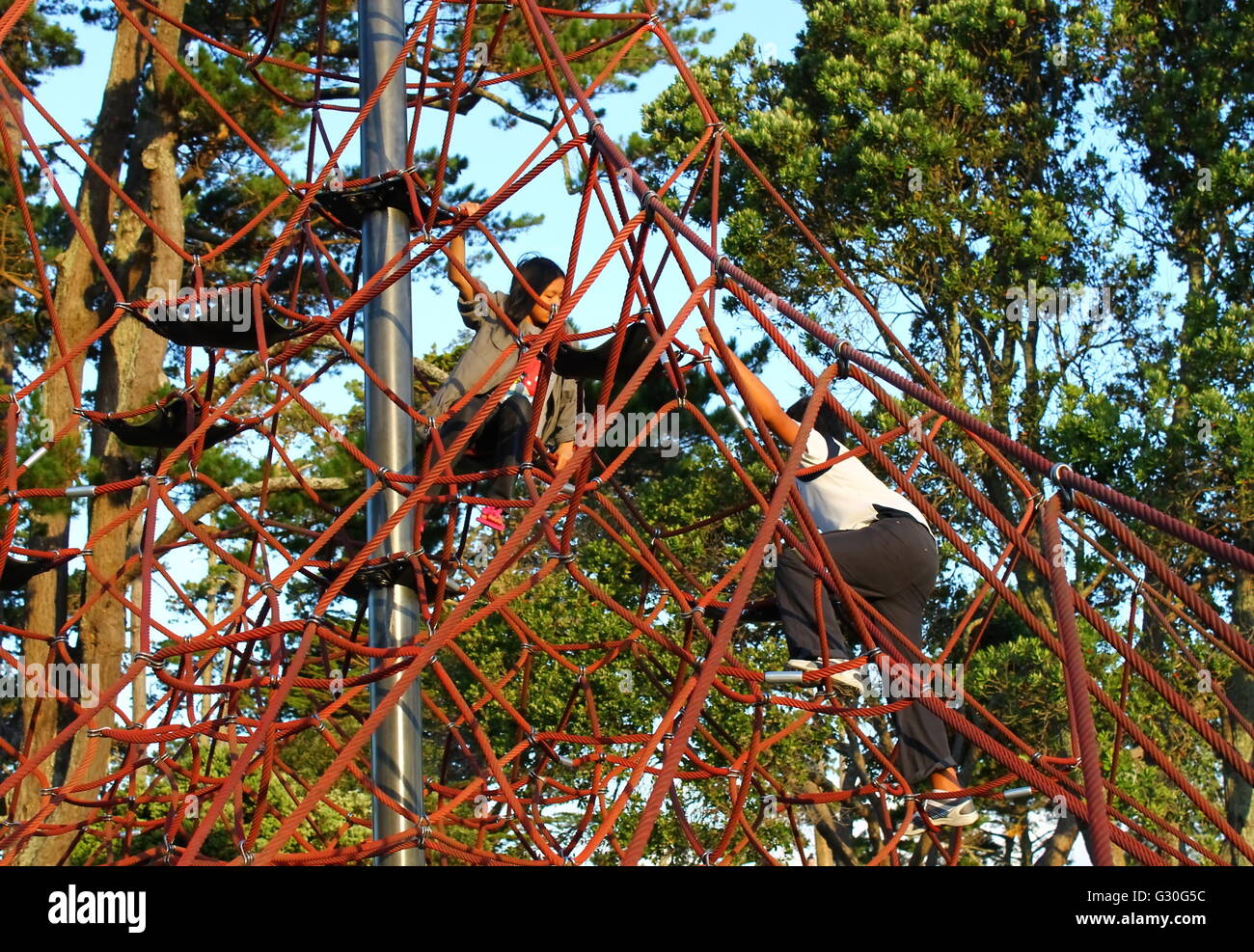 Les enfants sur une aire de l'escalade l'araignée Banque D'Images