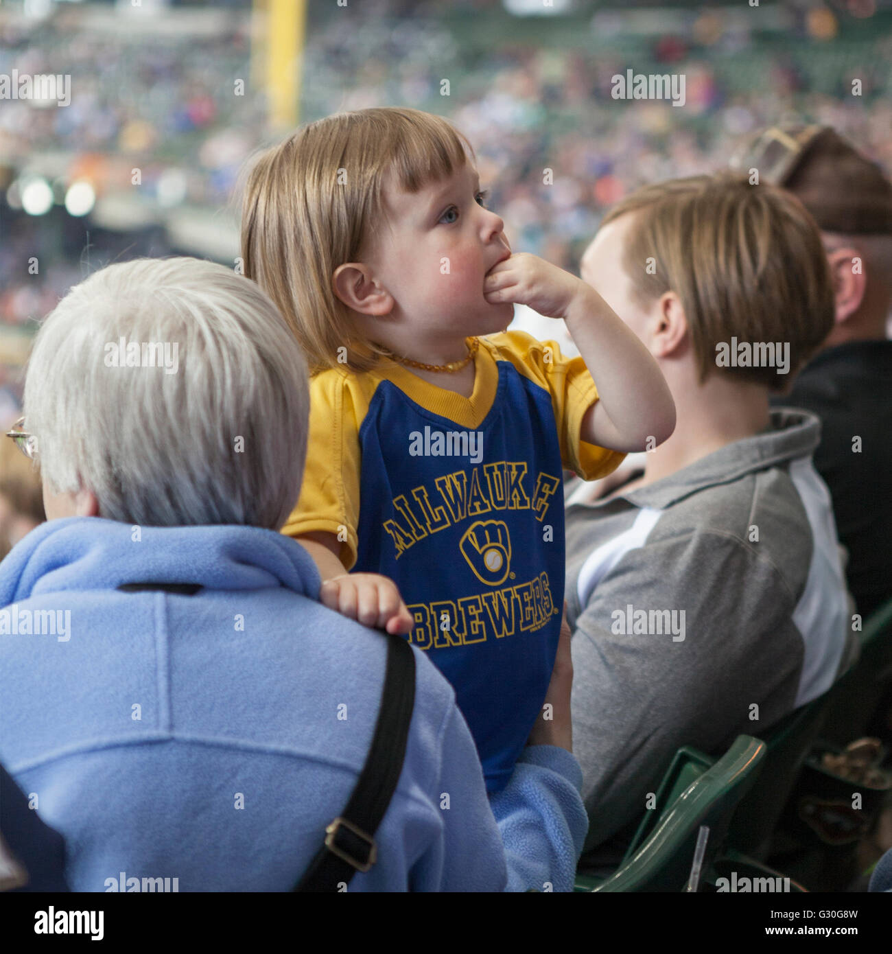 Fans au Miller Park de Milwaukee, Wisconsin Milwaukee profitez d'un match de baseball de brasseur. Banque D'Images