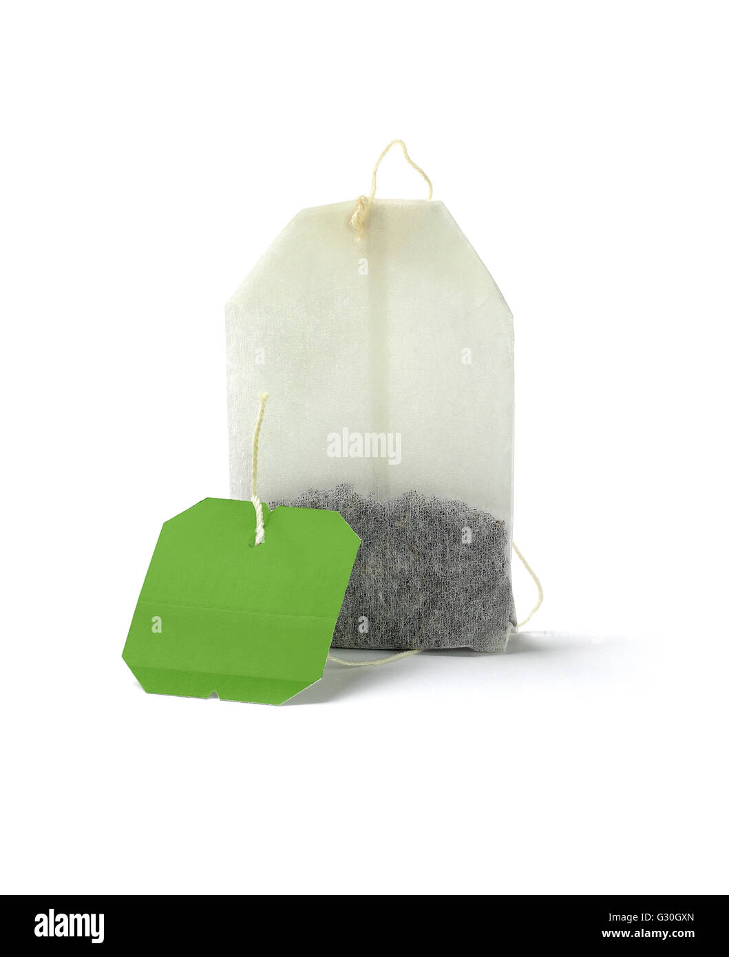 Sachet de thé vert avec étiquette vierge sur fond blanc Banque D'Images