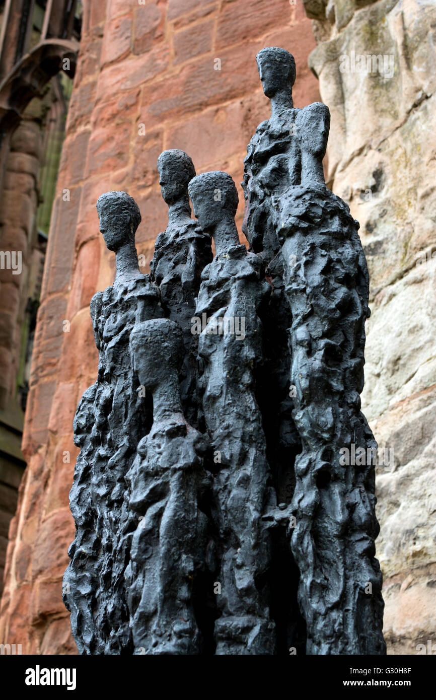 'Choeur de sculpture de survivants dans l'ancienne cathédrale, Coventry, Royaume-Uni Banque D'Images