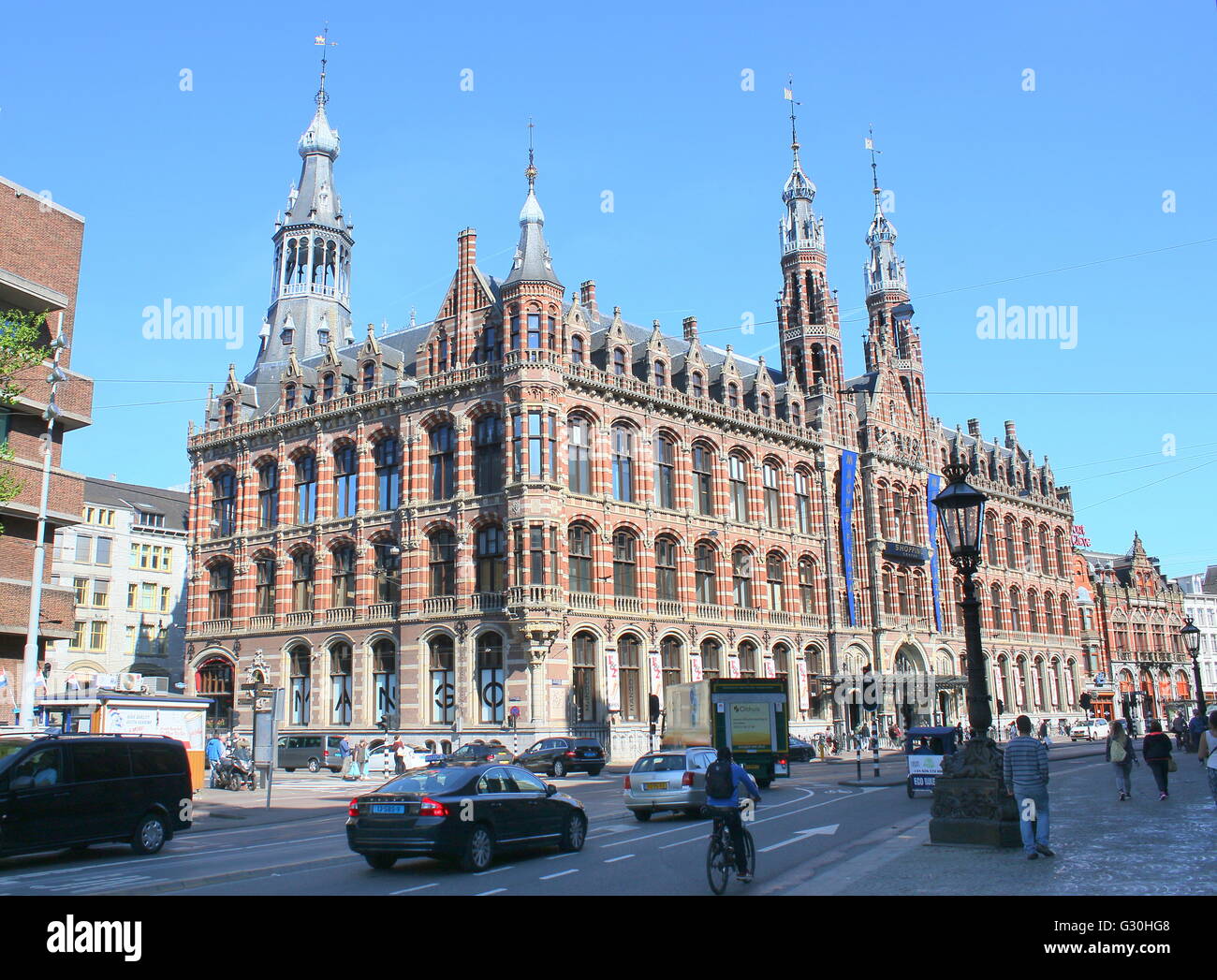 Fin du xixe siècle de style néogothique Magna Plaza Shopping Mall à Nieuwezijds Voorburgwal, Amsterdam, Pays-Bas (ancien bureau de poste) Banque D'Images