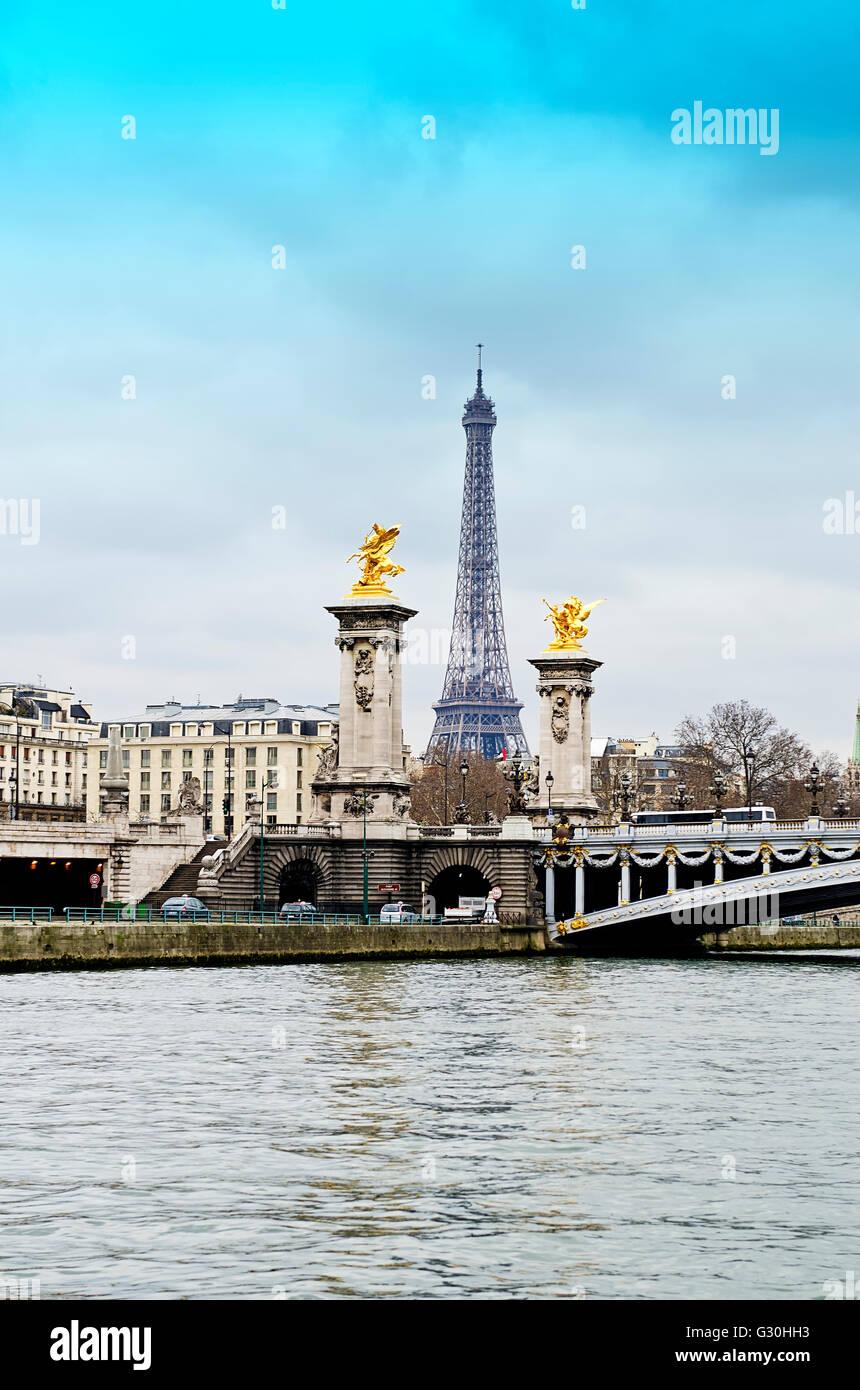 La Tour Eiffel et le Pont Alexandre III sur la Seine à Paris, France Banque D'Images