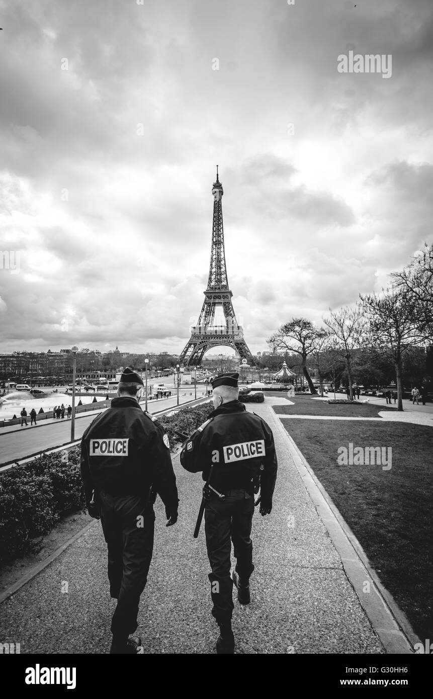 Paris, France - 18 mars 2012 : patrouille de deux agents de police dans les jardins du Trocadéro et la Tour Eiffel. Banque D'Images