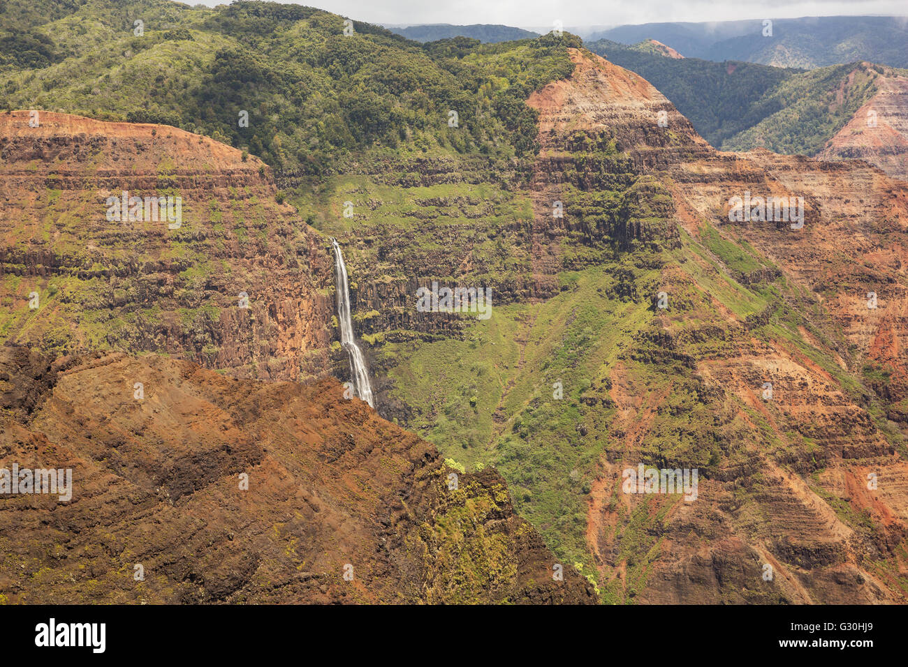 Couches horizontales dans les roches conduisent à Waimea falls Banque D'Images