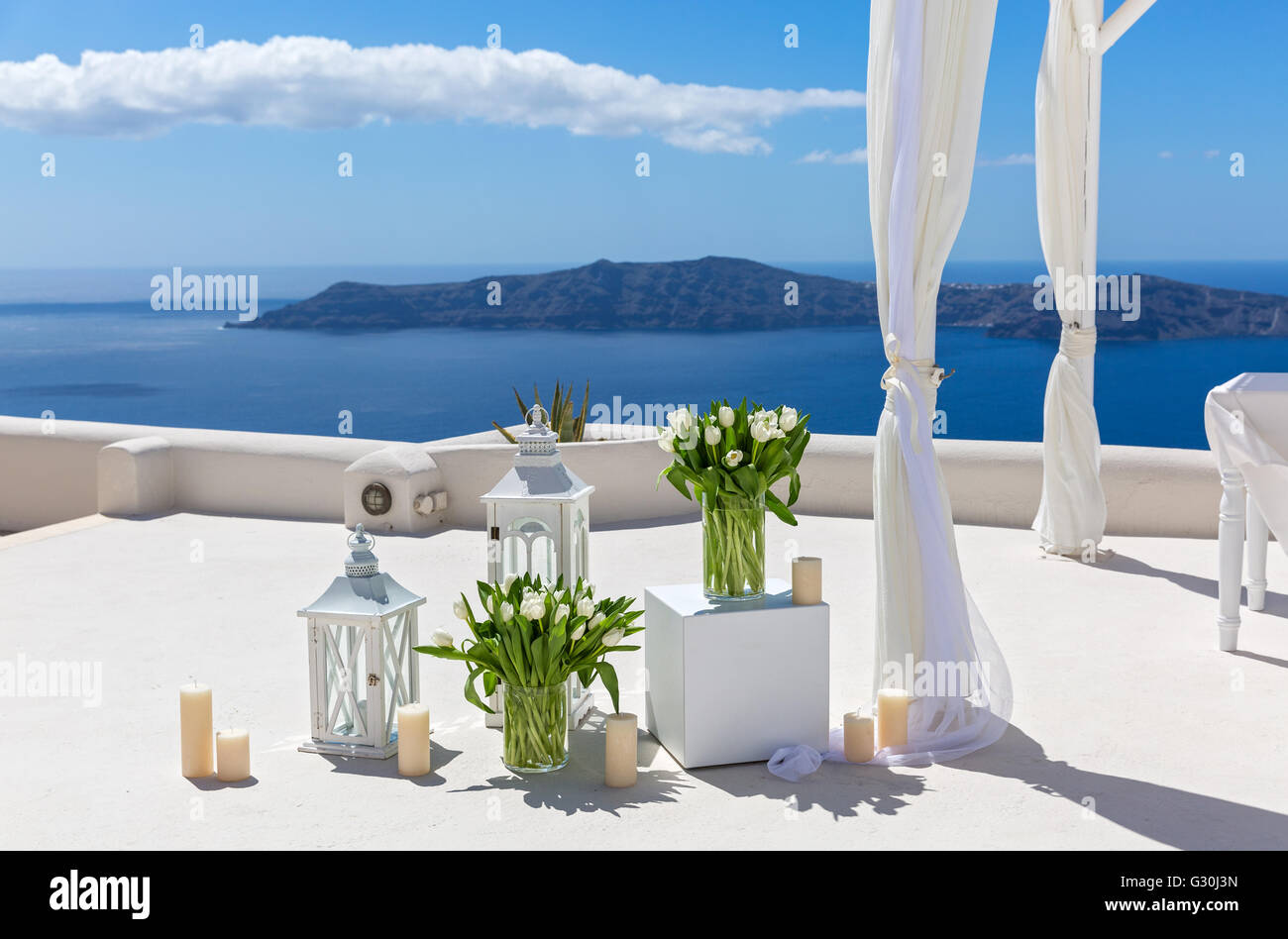 Décorations de mariage avec tulipes blanches sur le fond de la mer Banque D'Images