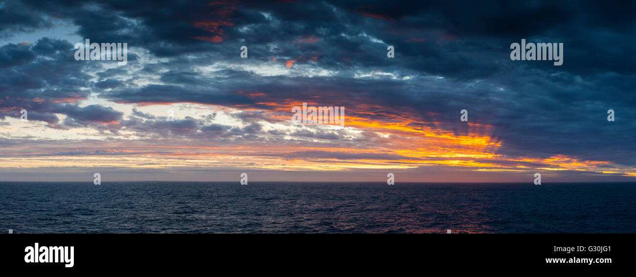 Coucher du soleil dans le sud de l'Ocea, Nouvelle-Zélande zone sub-antarctiques Banque D'Images