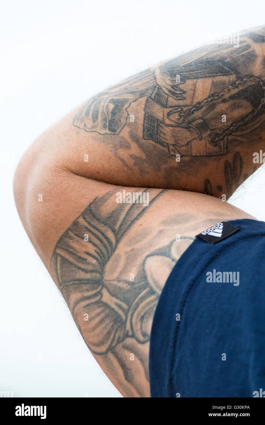 Tatouages sur le bras de l'homme Photo Stock - Alamy