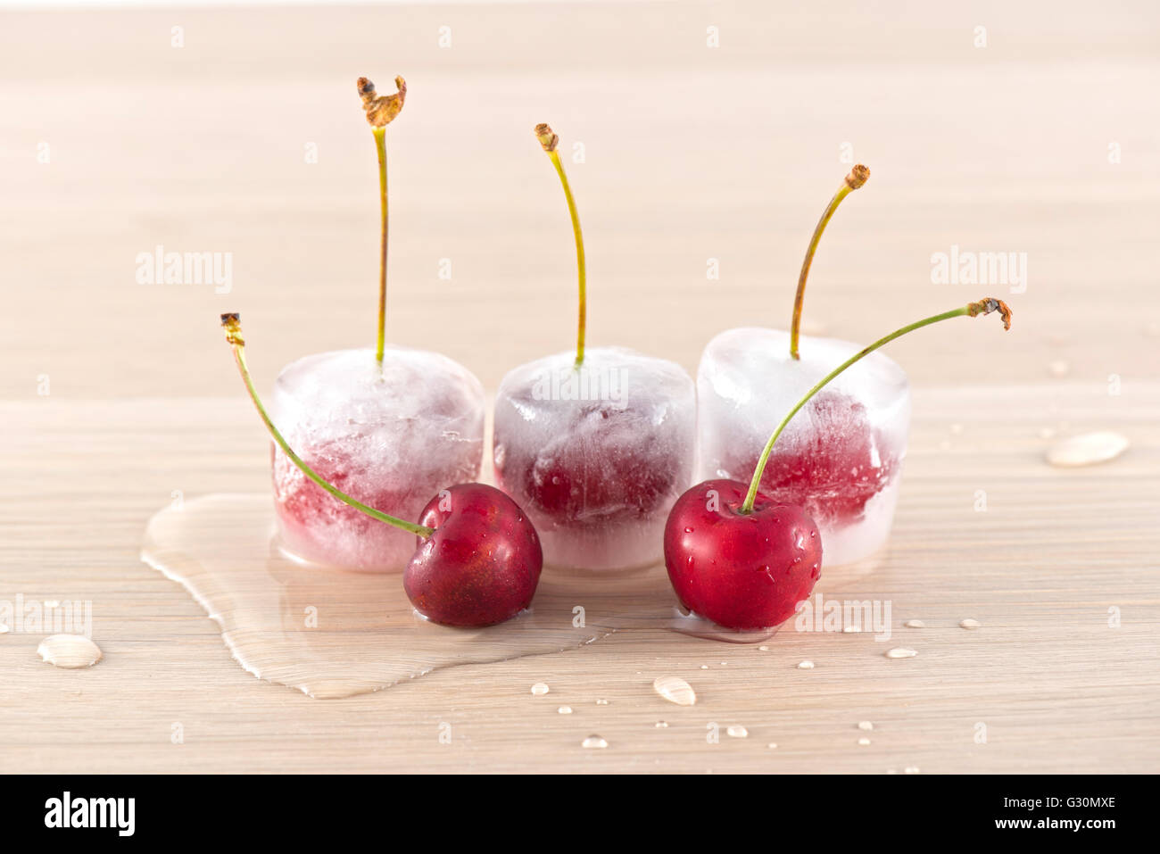 Cerises congelées sur table en bois Banque D'Images