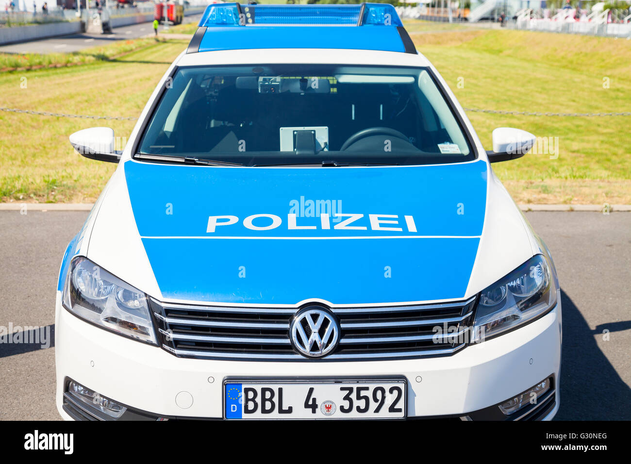 BERLIN / ALLEMAGNE - juin 3, 2016 : voiture de police allemand se dresse sur aéroport Schönefeld / Berlin, Allemagne le 3 juin 2016. Banque D'Images