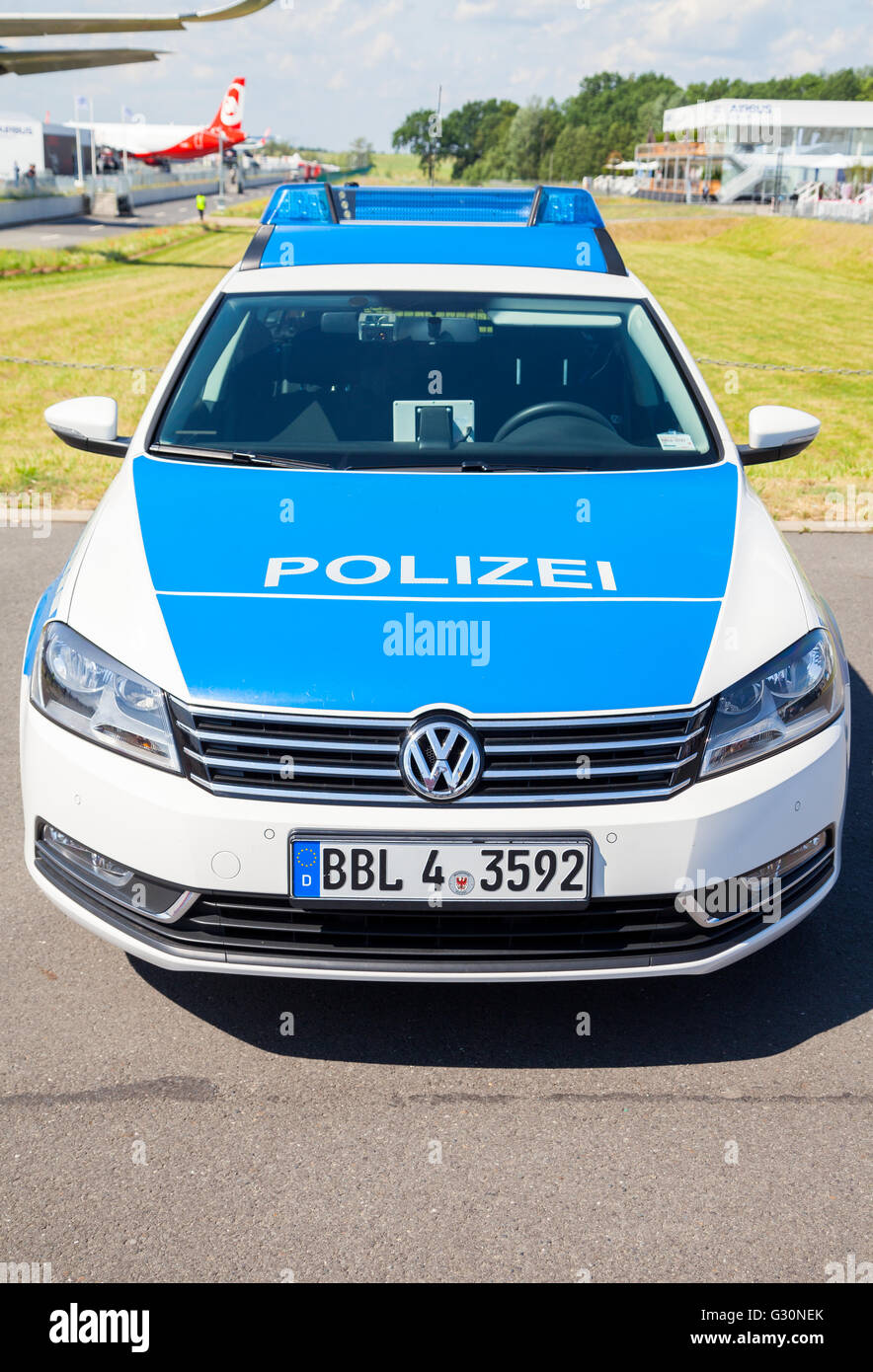 BERLIN / ALLEMAGNE - juin 3, 2016 : voiture de police allemand se dresse sur aéroport Schönefeld / Berlin, Allemagne le 3 juin 2016. Banque D'Images