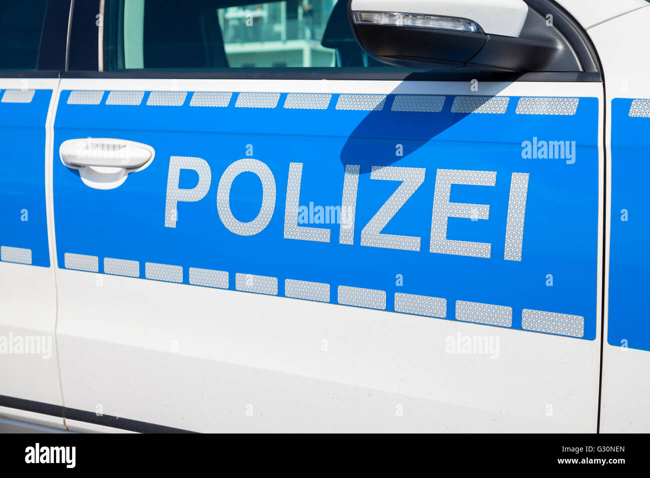 BERLIN / ALLEMAGNE - juin 3, 2016 : voiture de police allemand se dresse sur aéroport Schönefeld / Berlin, Allemagne le 3 juin 2016. Banque D'Images