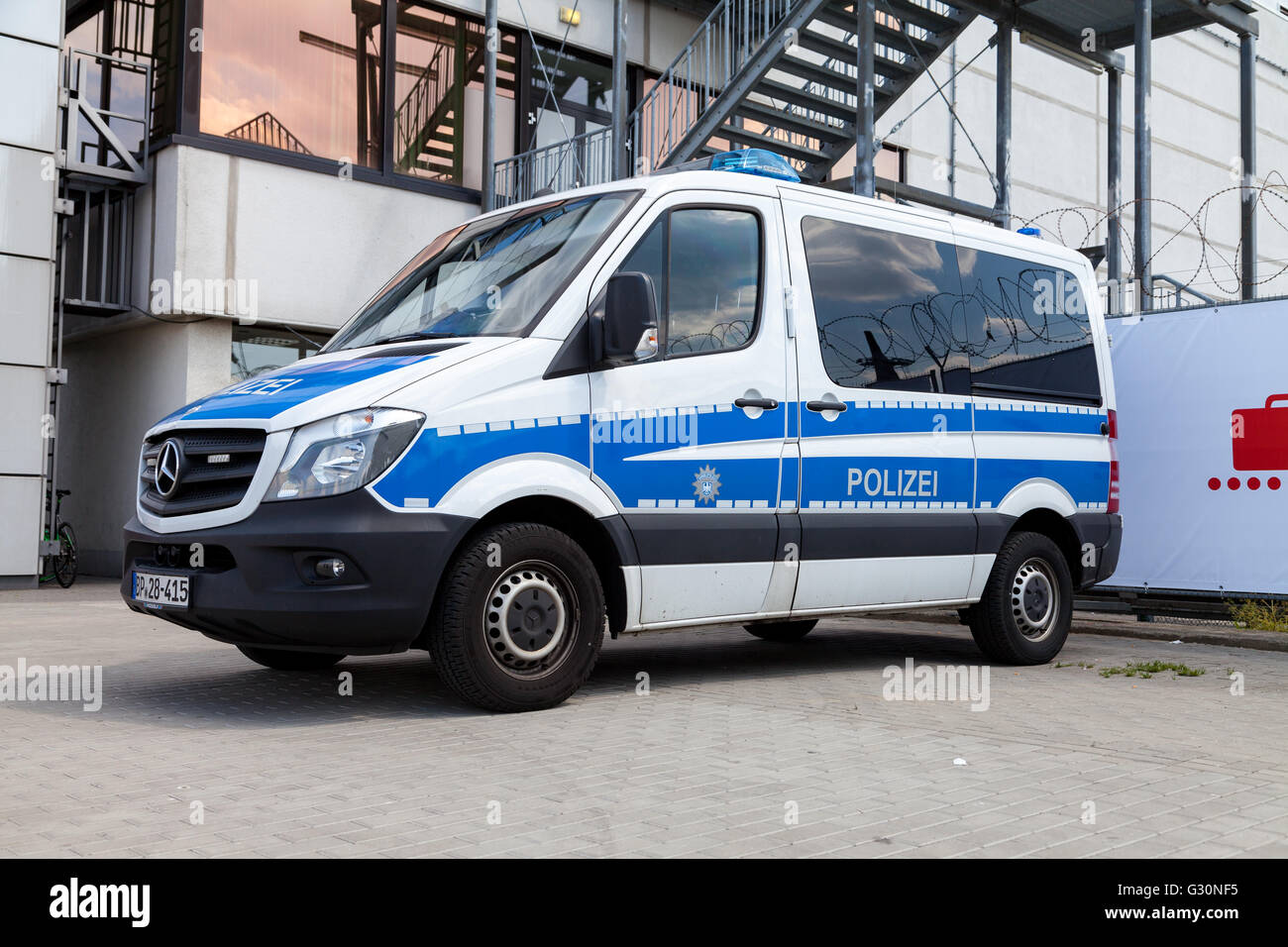 BERLIN / ALLEMAGNE - juin 4, 2016 : voiture de police allemand se dresse sur aéroport Schönefeld / Berlin, Allemagne le 4 juin 2016. Banque D'Images