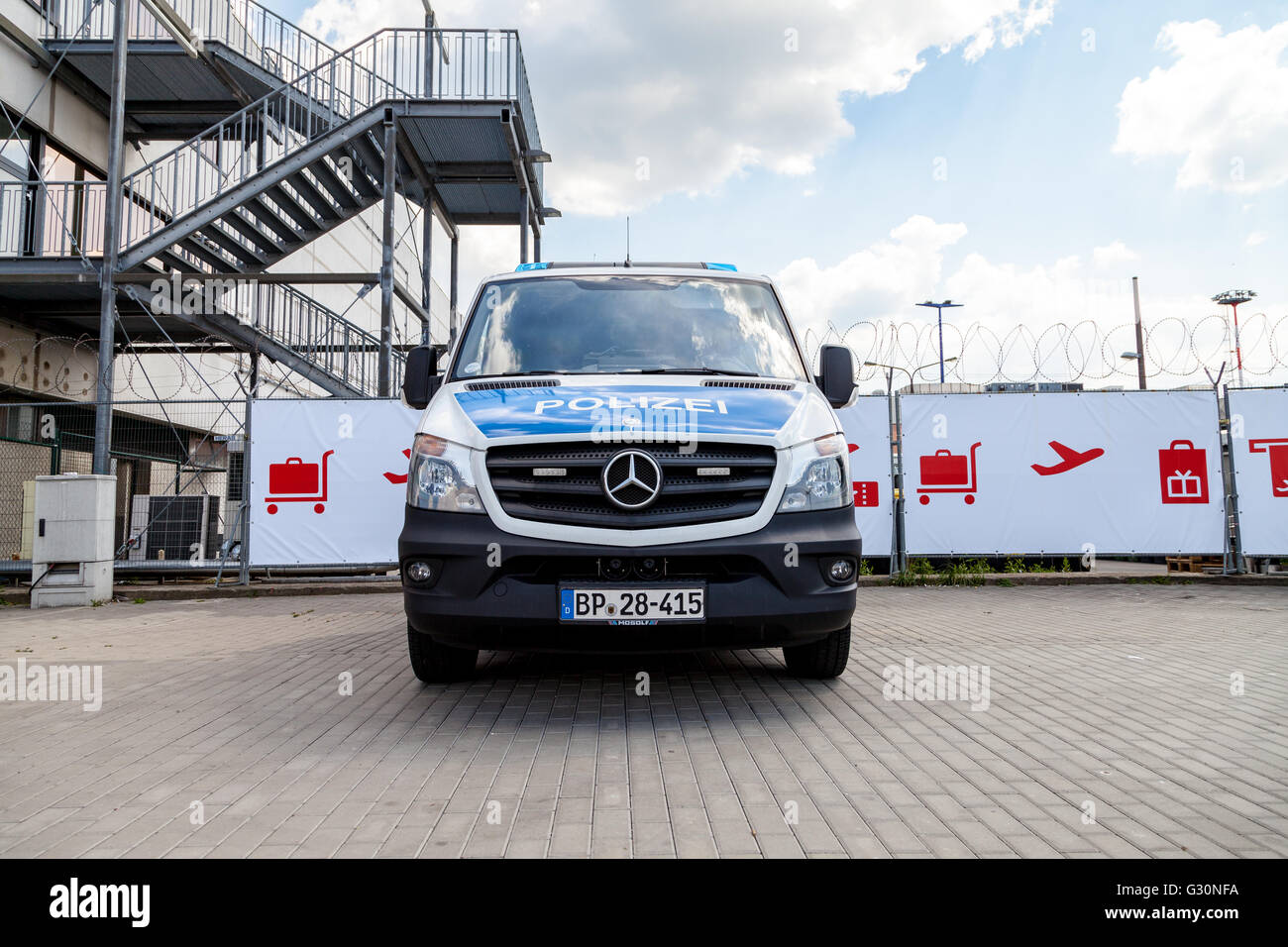 BERLIN / ALLEMAGNE - juin 4, 2016 : voiture de police allemand se dresse sur aéroport Schönefeld / Berlin, Allemagne le 4 juin 2016. Banque D'Images