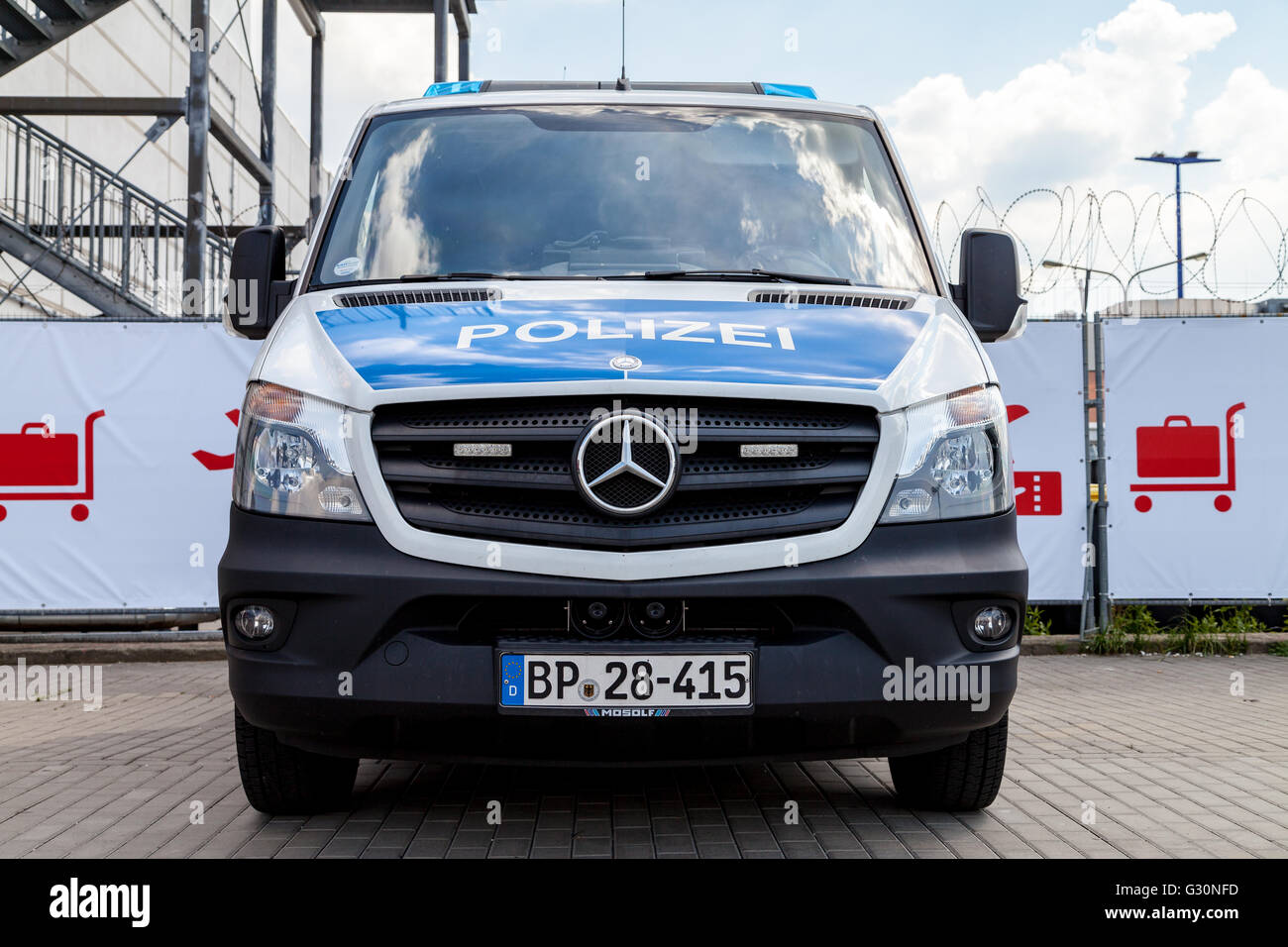 BERLIN / ALLEMAGNE - juin 4, 2016 : voiture de police allemand se dresse sur aéroport Schönefeld / Berlin, Allemagne le 4 juin 2016. Banque D'Images
