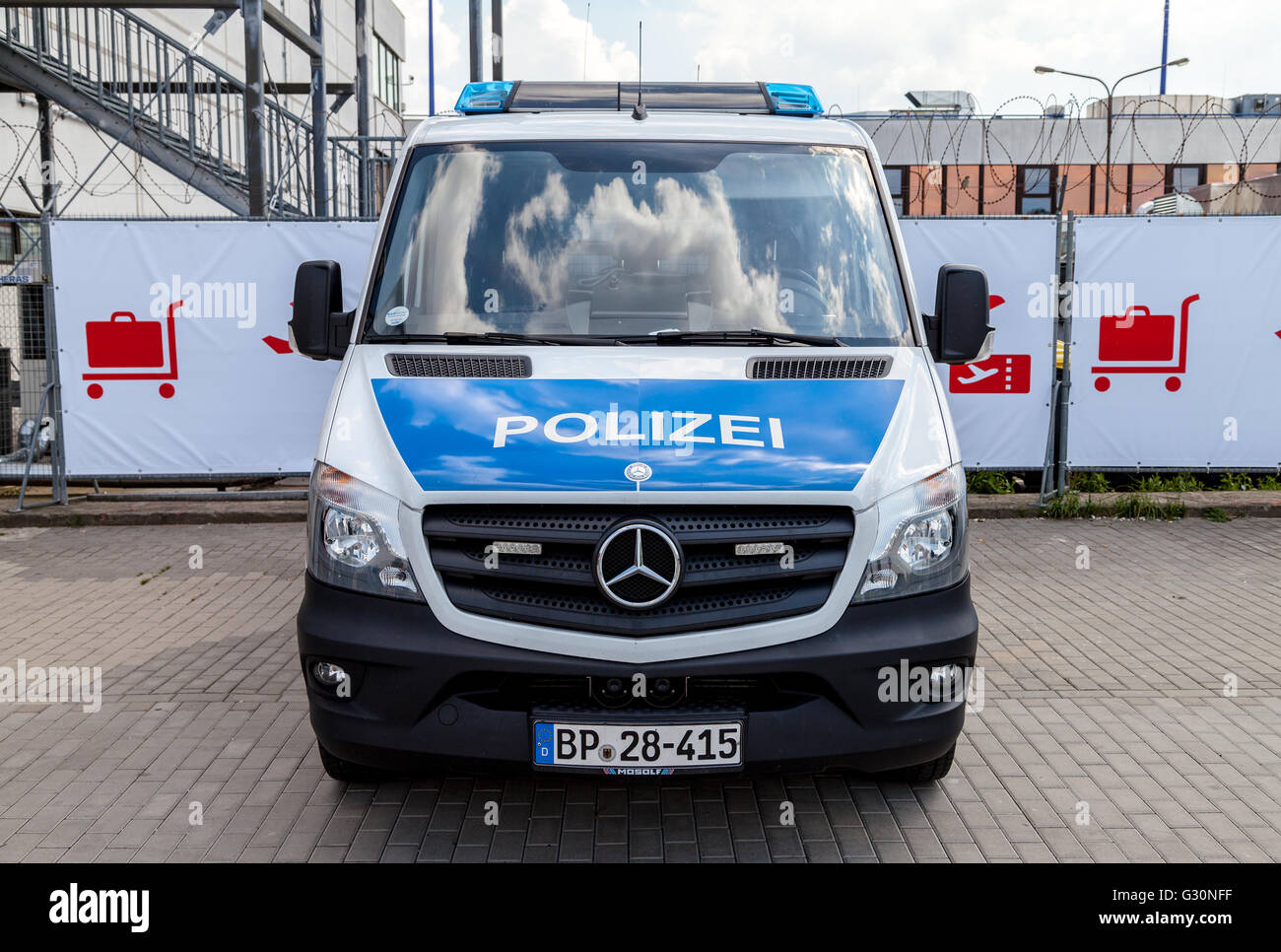 BERLIN / ALLEMAGNE - juin 4, 2016 : voiture de police allemand se dresse sur aéroport Schönefeld / Berlin, Allemagne le 4 juin 2016. Banque D'Images