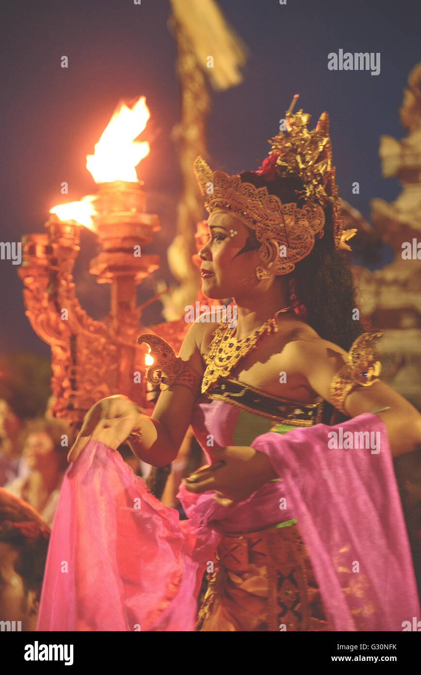 Les Balinais fire dance performance à Uluwatu, Bali Banque D'Images