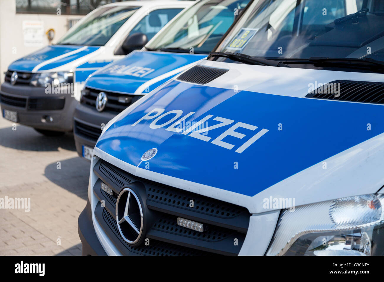 BERLIN / ALLEMAGNE - 4 juin 2016 : voitures de police allemande se dresse sur aéroport Schönefeld / Berlin, Allemagne le 4 juin 2016. Banque D'Images