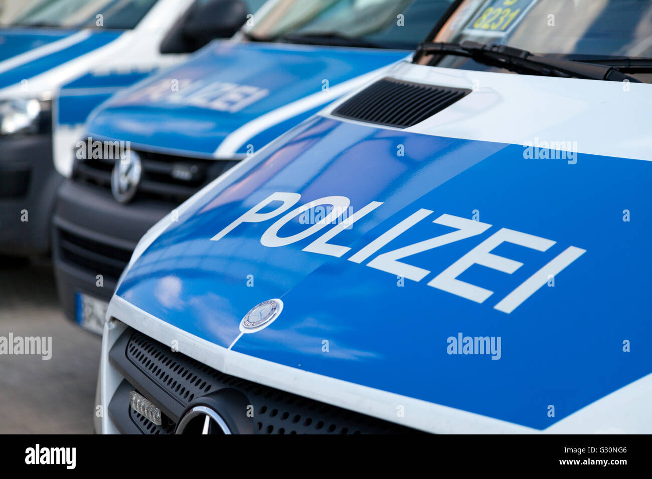 BERLIN / ALLEMAGNE - 4 juin 2016 : voitures de police allemande se dresse sur aéroport Schönefeld / Berlin, Allemagne le 4 juin 2016. Banque D'Images