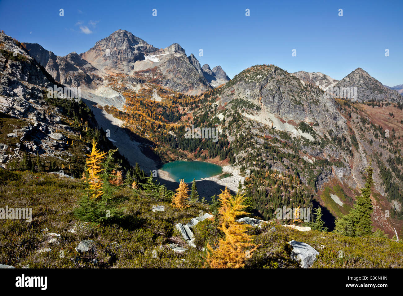 WA12689-00...WASHINGTON - surplombent de Lewis Lake situé ci-dessous pic noir dans la région de North Cascades National Park. Banque D'Images