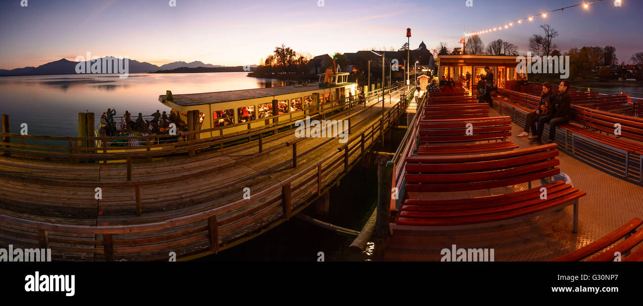 Vue depuis un navire à passagers à l'embarcadère de la Fraueninsel dans le Chiemsee et les Alpes au coucher du soleil, de l'Allemagne, Bayern, Bavaria, Ober Banque D'Images