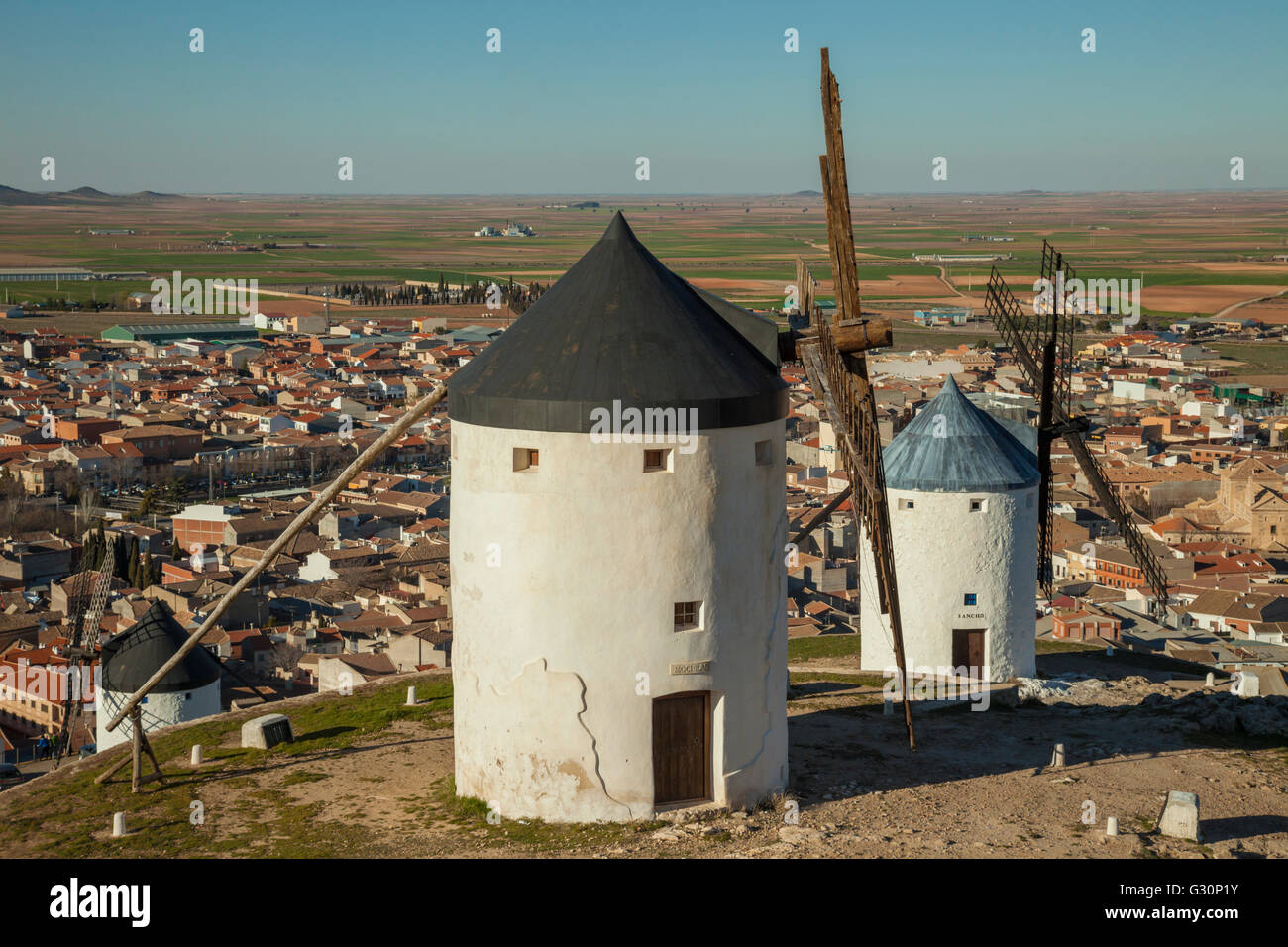 Moulins à vent traditionnel espagnol blanc dans Conquegra, province de Tolède, Espagne. Banque D'Images