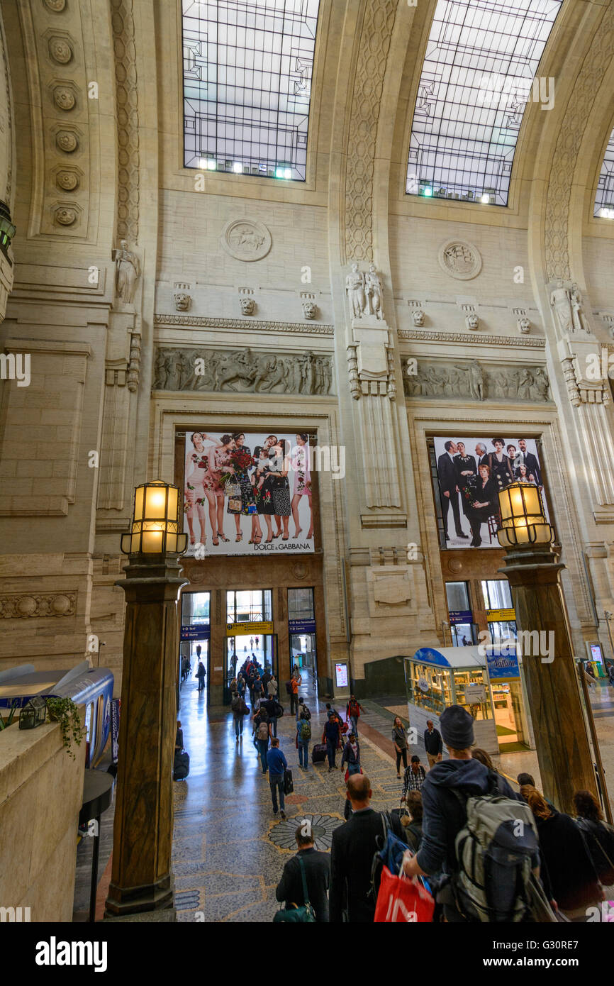 La gare de Milano Centrale hall d'entrée, l'Italie, Lombardie, Vénétie, Milano, Milan , Banque D'Images