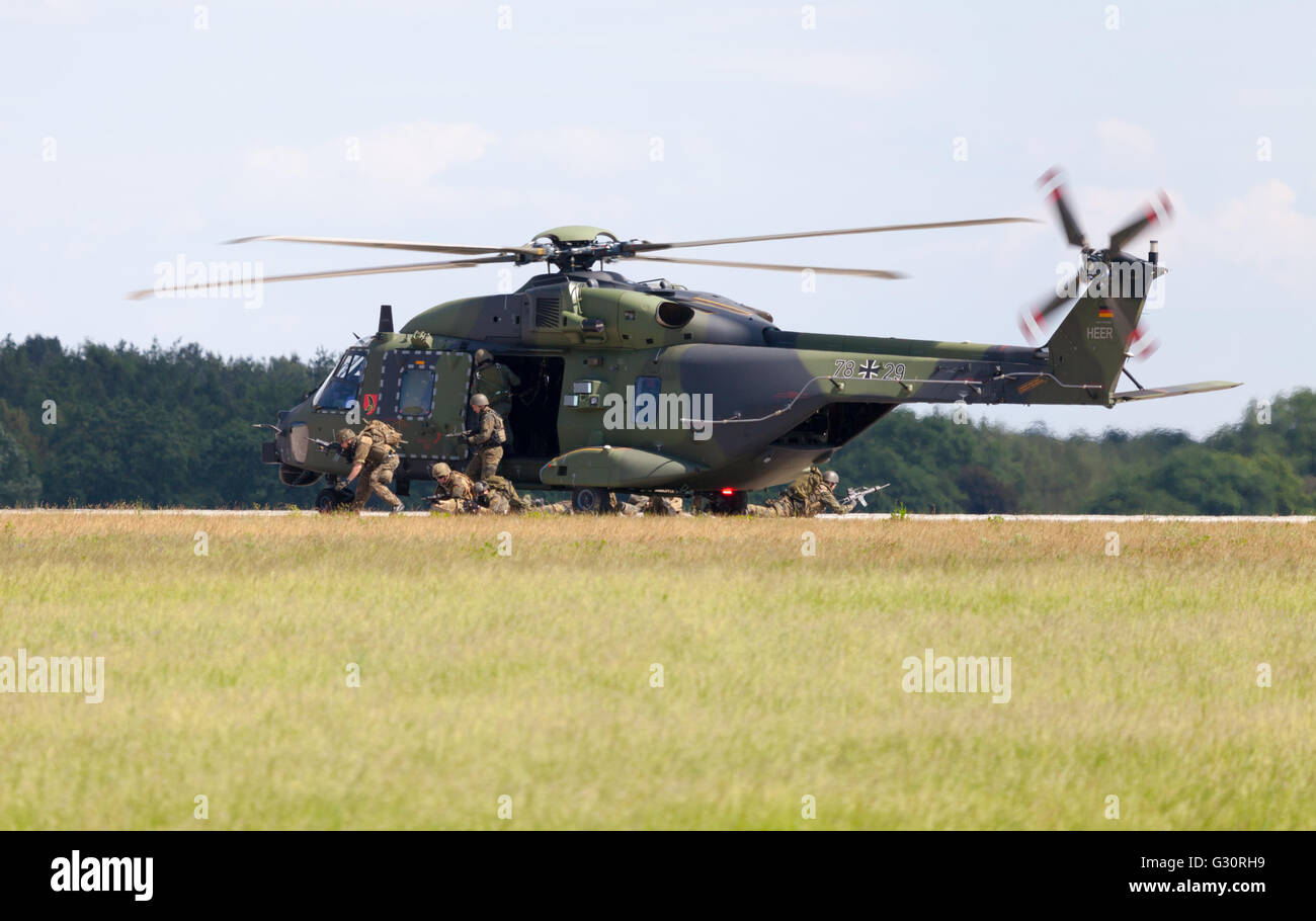 BERLIN / ALLEMAGNE - 3 juin 2016 : les tactiques de l'hélicoptère NH90 helicopter industries l'OTAN va à Berlin, Allemagne en juin Banque D'Images