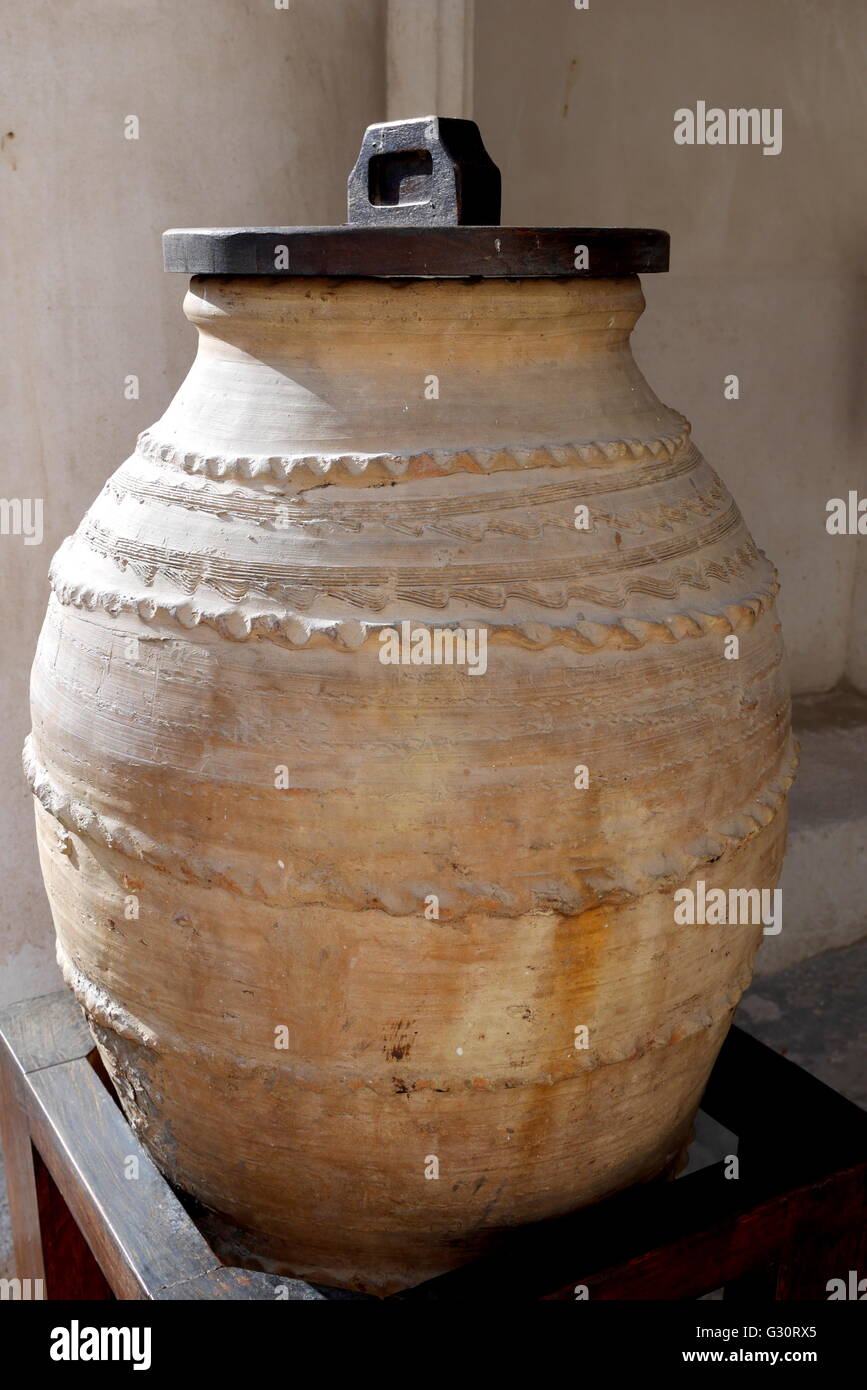 Pot en argile utilisées pour retenir l'eau sur l'affichage à la maison du patrimoine Musée, Deira, Dubaï, Émirats Arabes Unis Banque D'Images