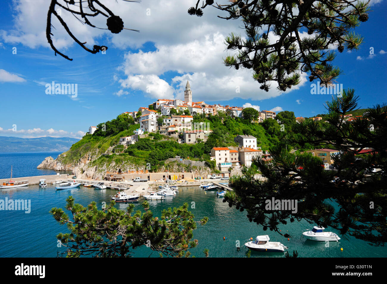 Vrbnik ville historique sur la colline en île de Krk Banque D'Images