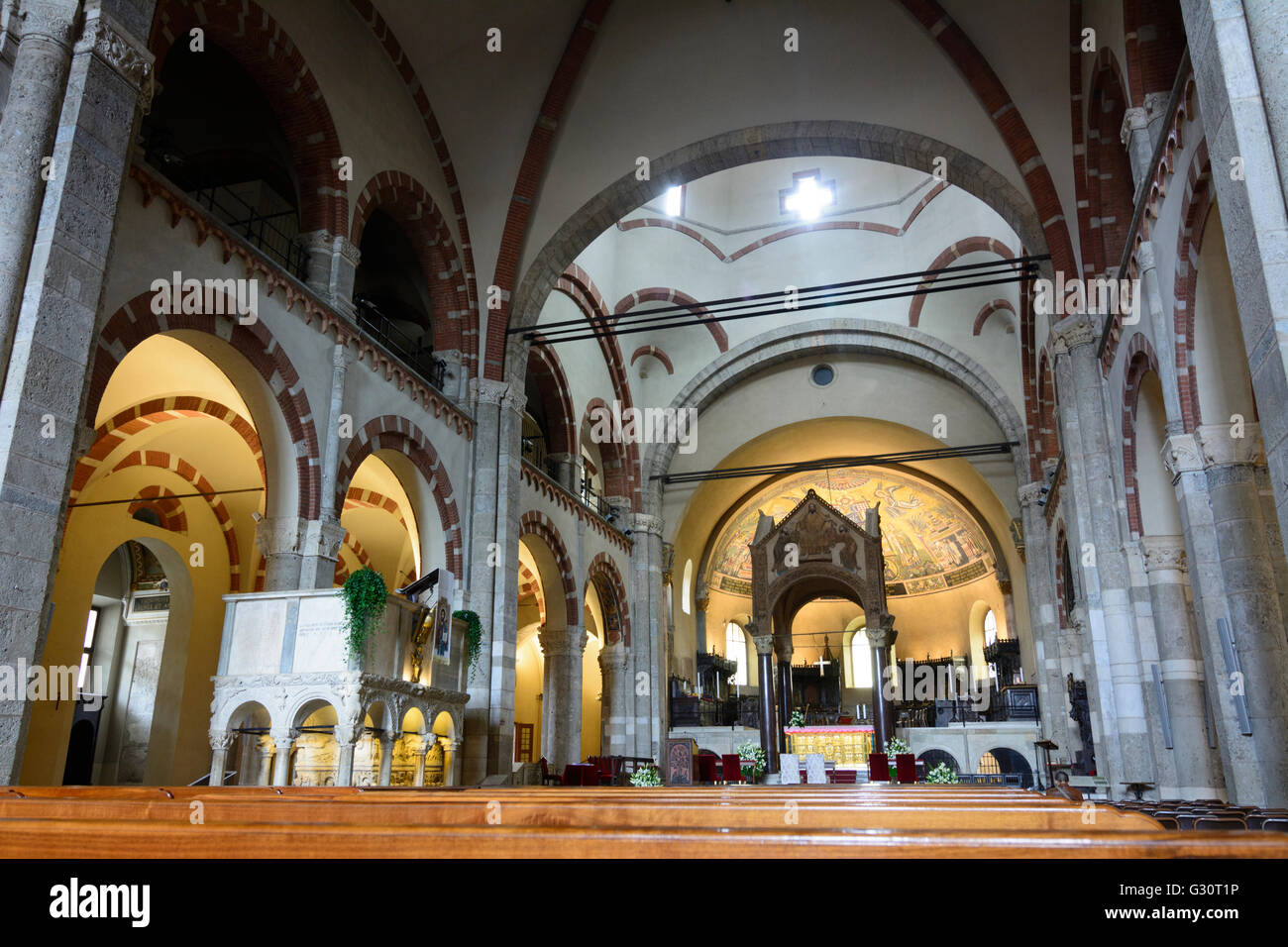 Église Sant'Ambrogio : nef avec auvent avec paliotto chaire et l'autel d'or ( ), l'Italie, Lombardie, Vénétie, Milano, Milan , Banque D'Images