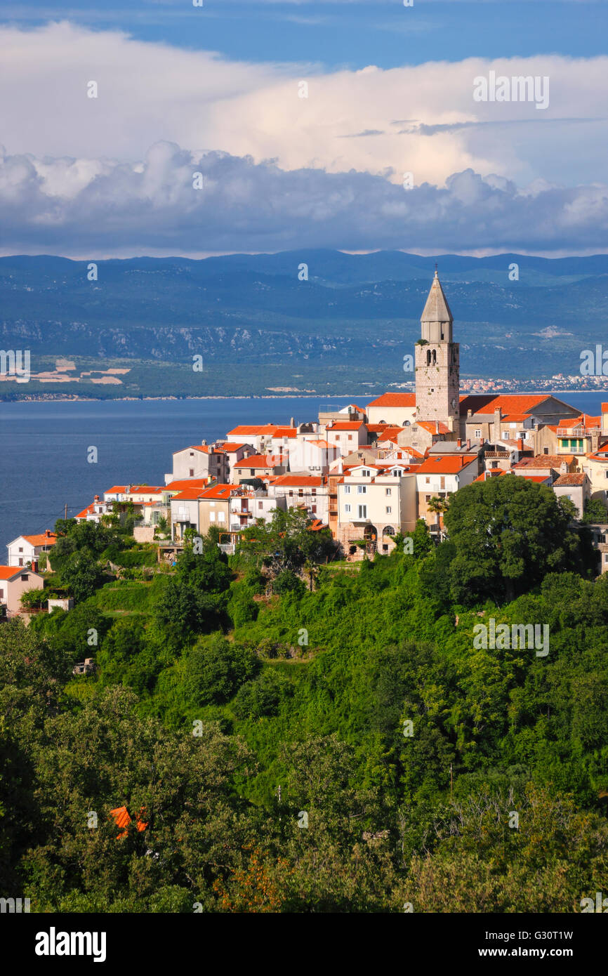 Vrbnik, petite ville croate sur la côte est de l'île de Krk. Banque D'Images