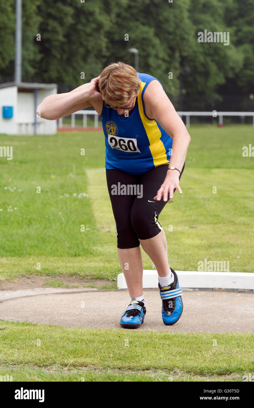 Athlétisme Master UK. Lancer du poids de la femme. Banque D'Images