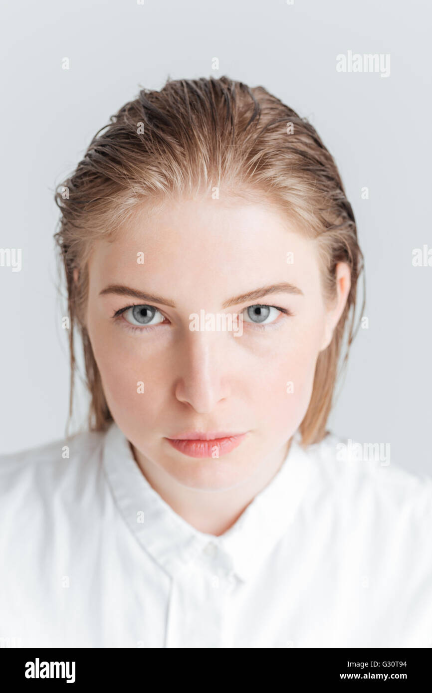Portrait de beauté d'une femme avec la peau douce à la caméra à l'isolé sur fond blanc Banque D'Images