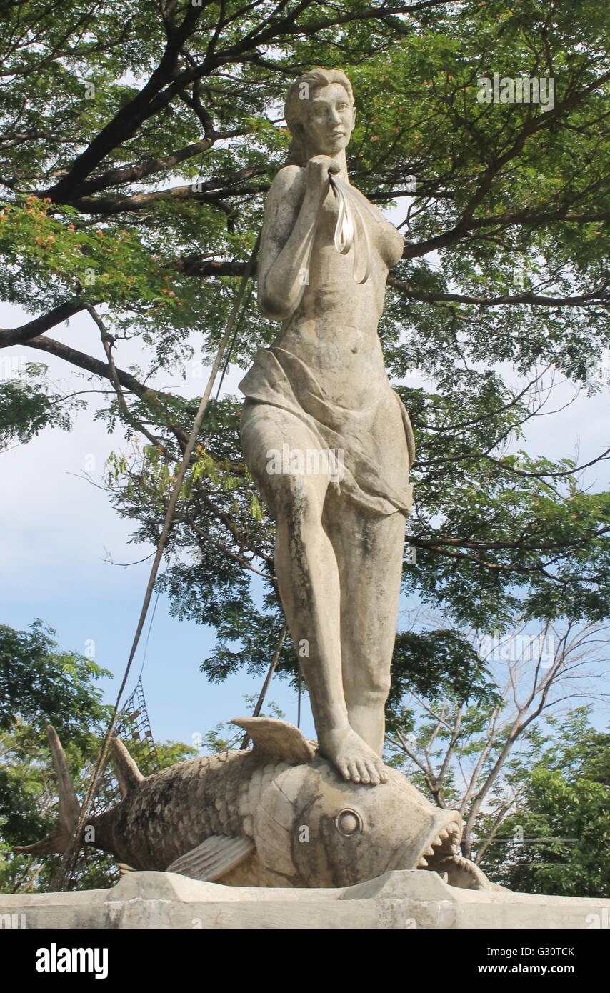 Artiste National M. Abueva Napoléon's Diwata ng Dagat sculpture à l'Université des Philippines Visayas Campus Miagao Banque D'Images