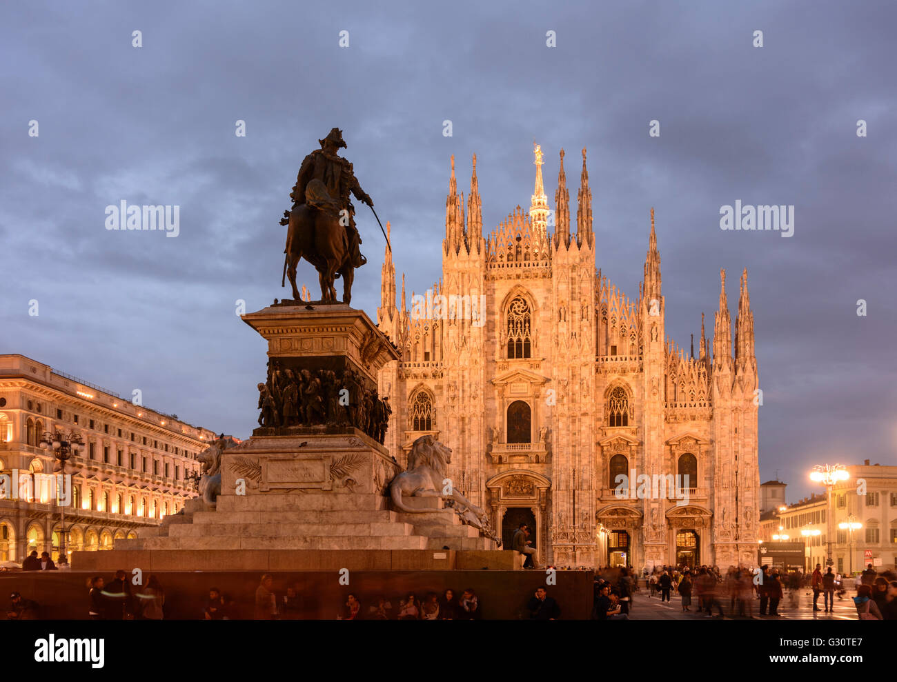 La Piazza del Duomo avec la cathédrale et statue équestre de Vittorio Emanuele II ., Italie, Lombardie, Vénétie, Milano, Milan , Banque D'Images