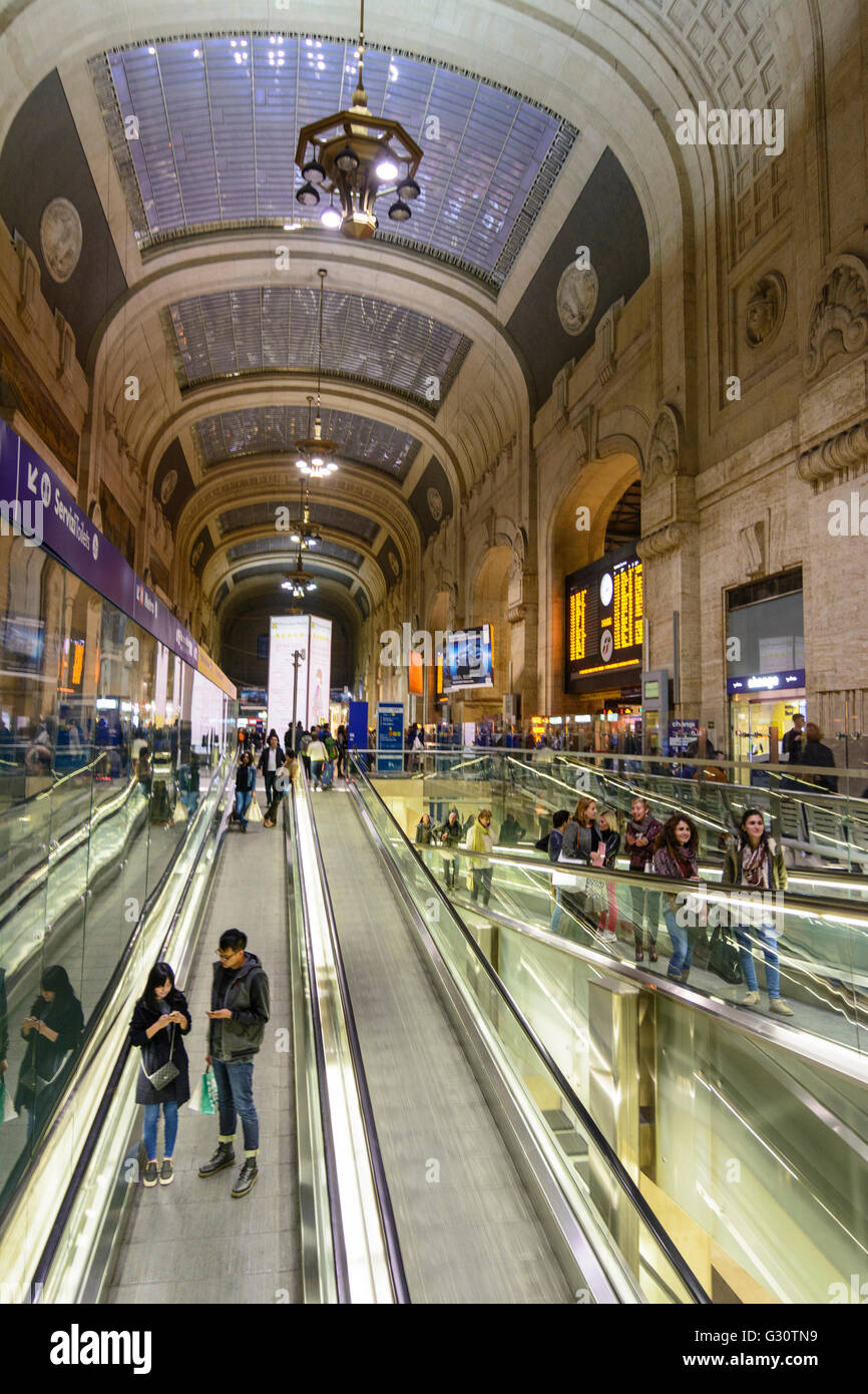 La gare de Milano Centrale : Cross Hall, Italie, Lombardie, Vénétie, Milano, Milan , Banque D'Images