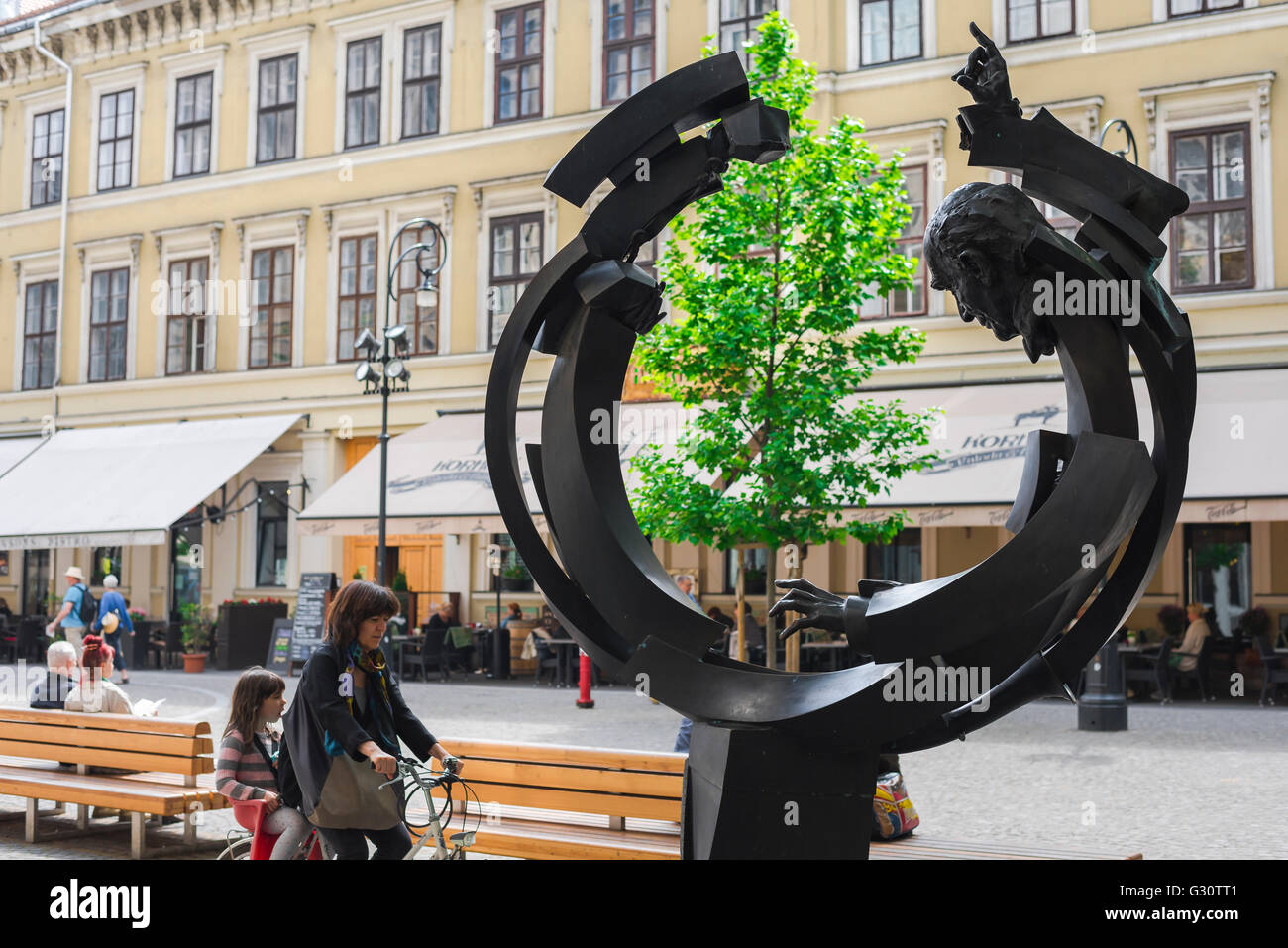 La sculpture moderniste du chef d'orchestre hongrois Sir Georg Solti dans Liszt Ferenc ter dans le Terezvaros district de Budapest. Banque D'Images