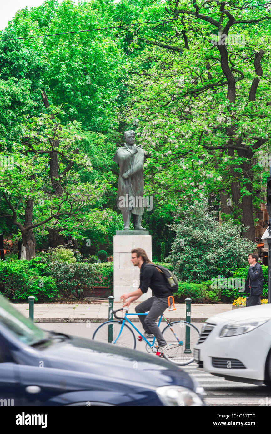 Circulation de Budapest, vue en été d'une statue du poète hongrois Endre ady à Andrassy ut, une route très fréquentée dans le quartier de Terezvaros à Budapest. Banque D'Images Circulation de Budapest, vue en été d'une statue du poète hongrois Endre ady à Andrassy ut, une route très fréquentée dans le quartier de Terezvaros à Budapest. Banque D'Images