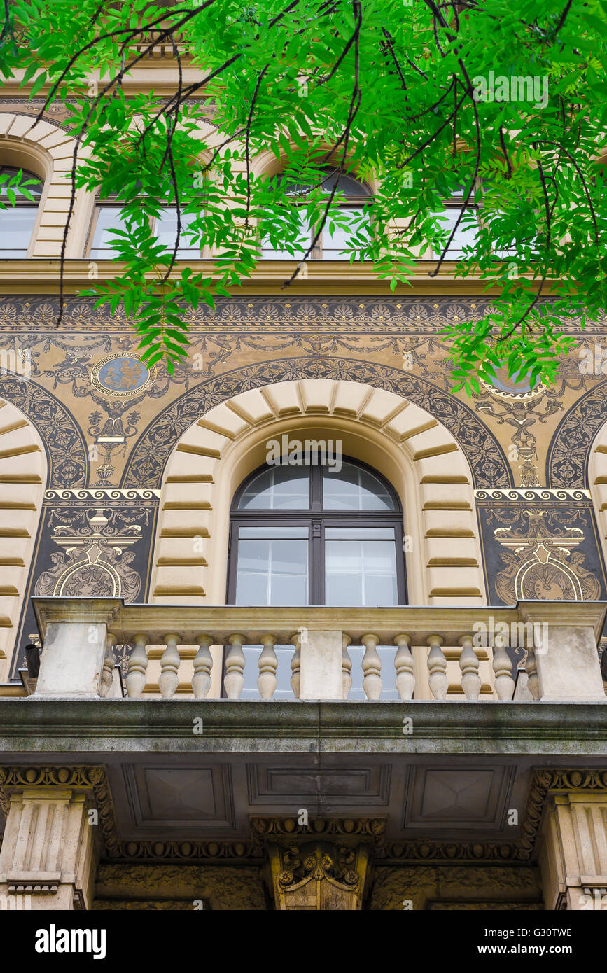 Budapest Andrassy ut, la riche décoration extérieur de l'Institut d'Art en construction dans l'Andrassy ut Terezvaros le district de Budapest, Hongrie. Banque D'Images