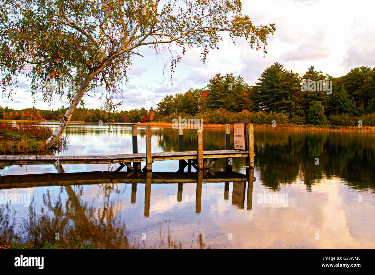 Reflets d'automne. Lac d'eau douce à l'automne feuillage réflexions. Ludington et parc d'État. Ludington, Michigan. Banque D'Images