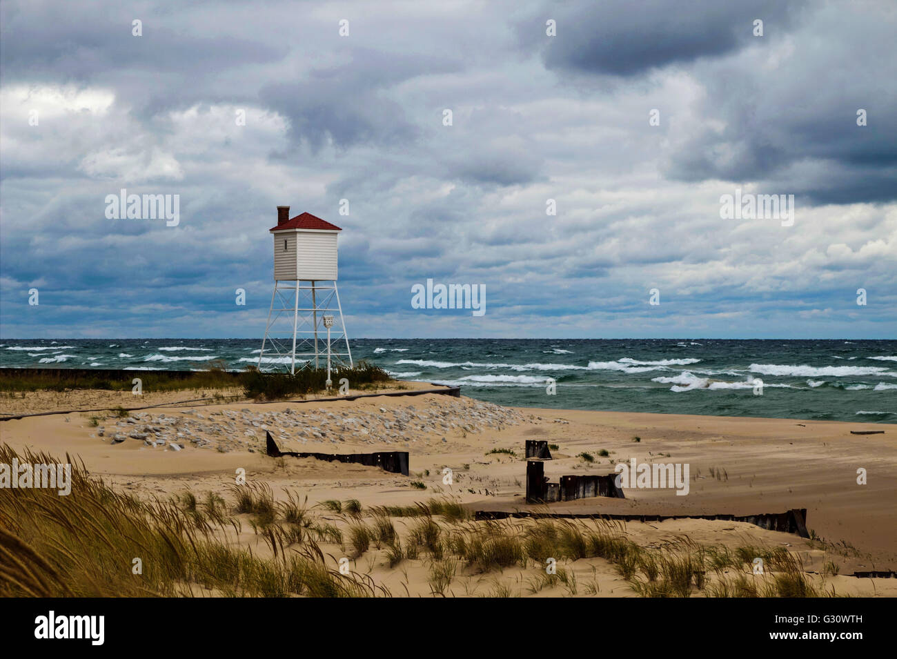 Plage de vent marin. Plage de sable fin et les vagues déferlent sur les rives du lac Michigan à Ludington et parc d'État à Ludington, Michigan. Banque D'Images