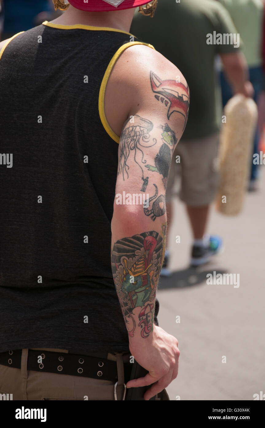 Bras tatoués de l'homme. Banque D'Images