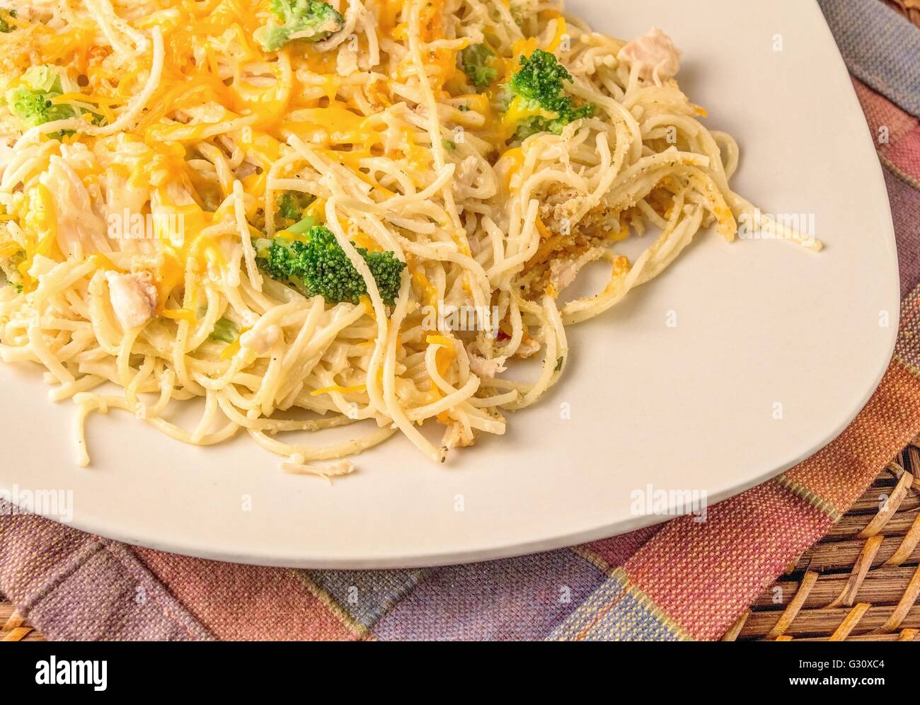 Délicieux Poulet Alfredo. Assiette de poulet Alfredo frais avec brocoli et fromage sur une assiette blanche. Banque D'Images