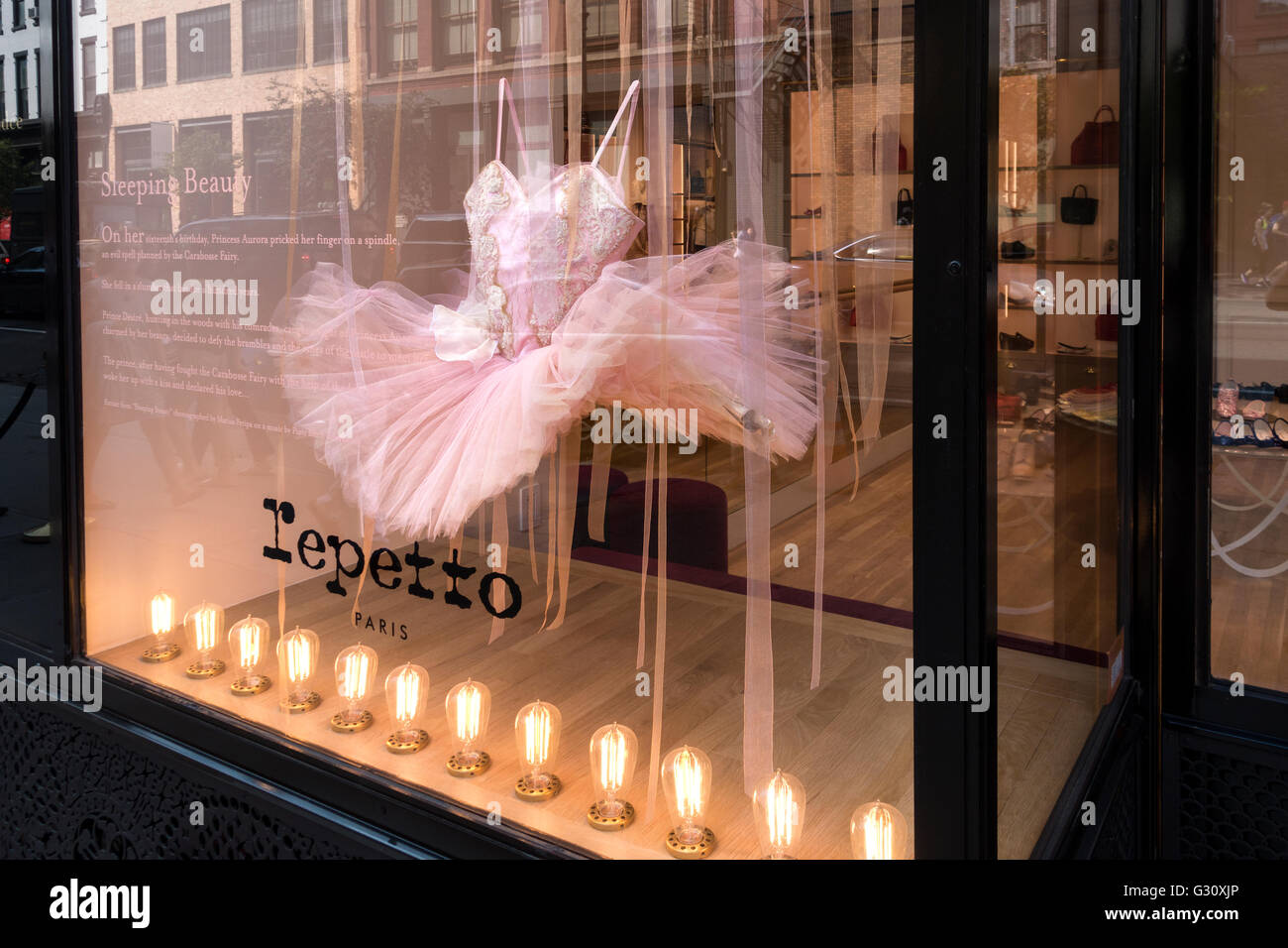 Repetto Paris boutique dans Soho à New York City l'affichage d'un tutu rose  dans la fenêtre Photo Stock - Alamy