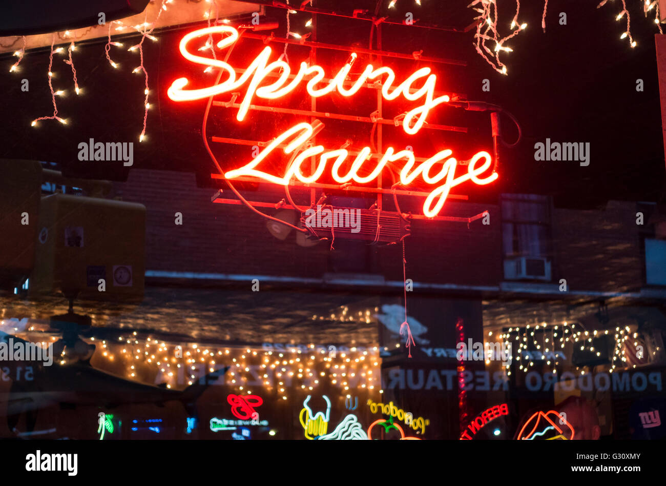 L'enseigne au néon dans la fenêtre de la salon de printemps sur Spring Street, à Nolita à New York City Banque D'Images